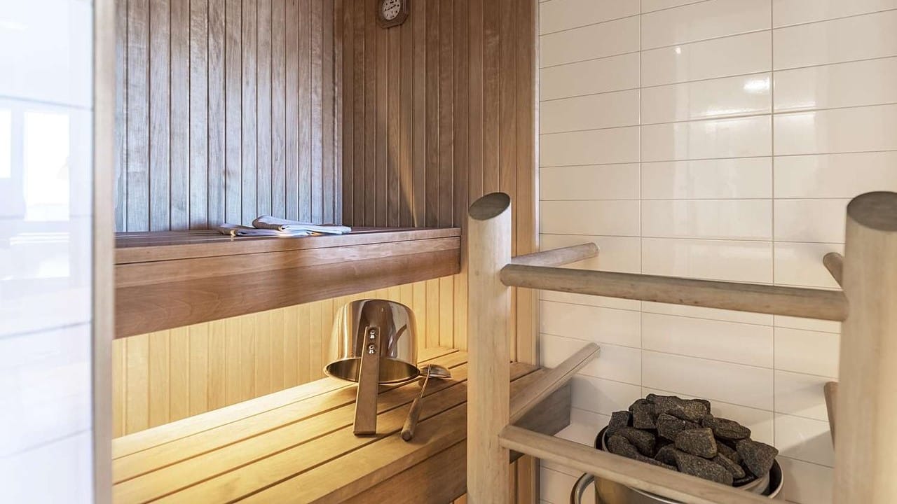【Helsinki, Finland · Top Layover Hotel】Hilton Helsinki Airport Hotel with a Private Sauna