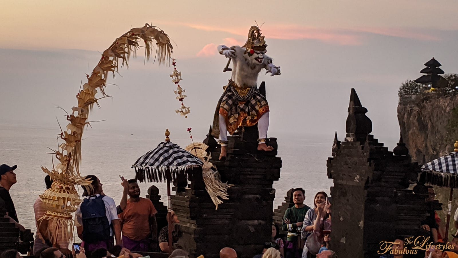 [Bali Travel Guide] Stunning Sunsets, Ancient Cliff Temples, and the Kecak Fire Dance at Uluwatu Temple ☆ Uluwatu Temple
