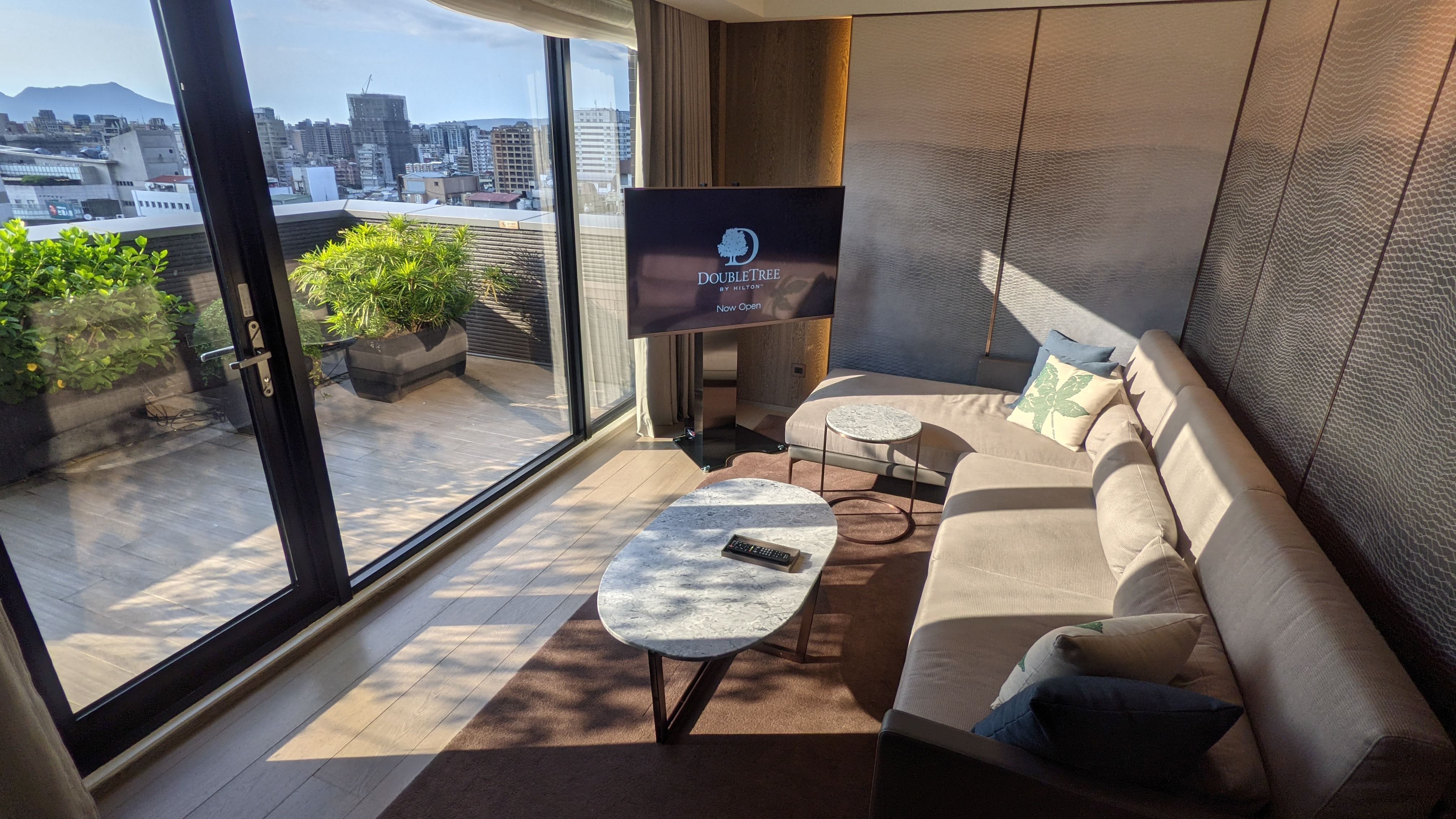 【Taipei · DoubleTree by Hilton Taipei Zhongshan】🌳 Unboxing the Legendary Heavenly Suite 1701 | How to Book the Small Presidential Suite? | Pandemic Staycation | The Actress Chou Fan's Suite