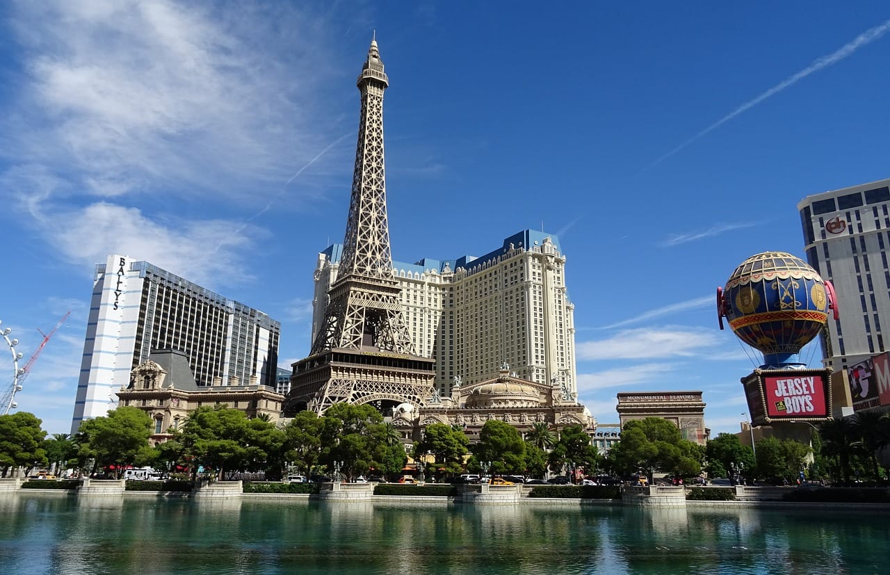 Las Vegas Family Travel: The Ultimate 2025 Guide | 20 Kid-Friendly Attractions, Shows & Pools
