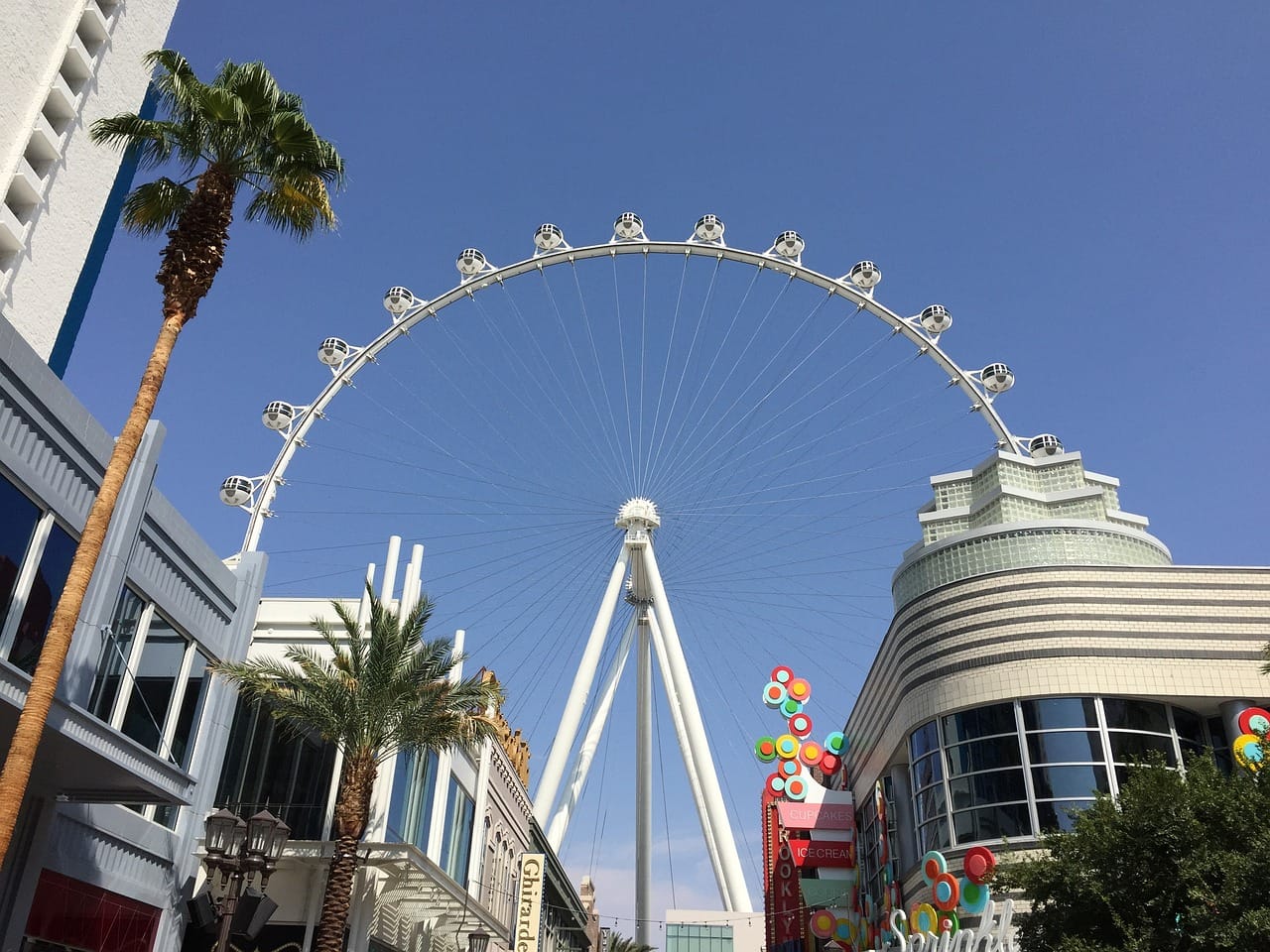 [Las Vegas] Ferris Wheel, Fountains & Palm Trees ★ The LINQ Promenade: A Relaxing Outdoor Shopping Haven