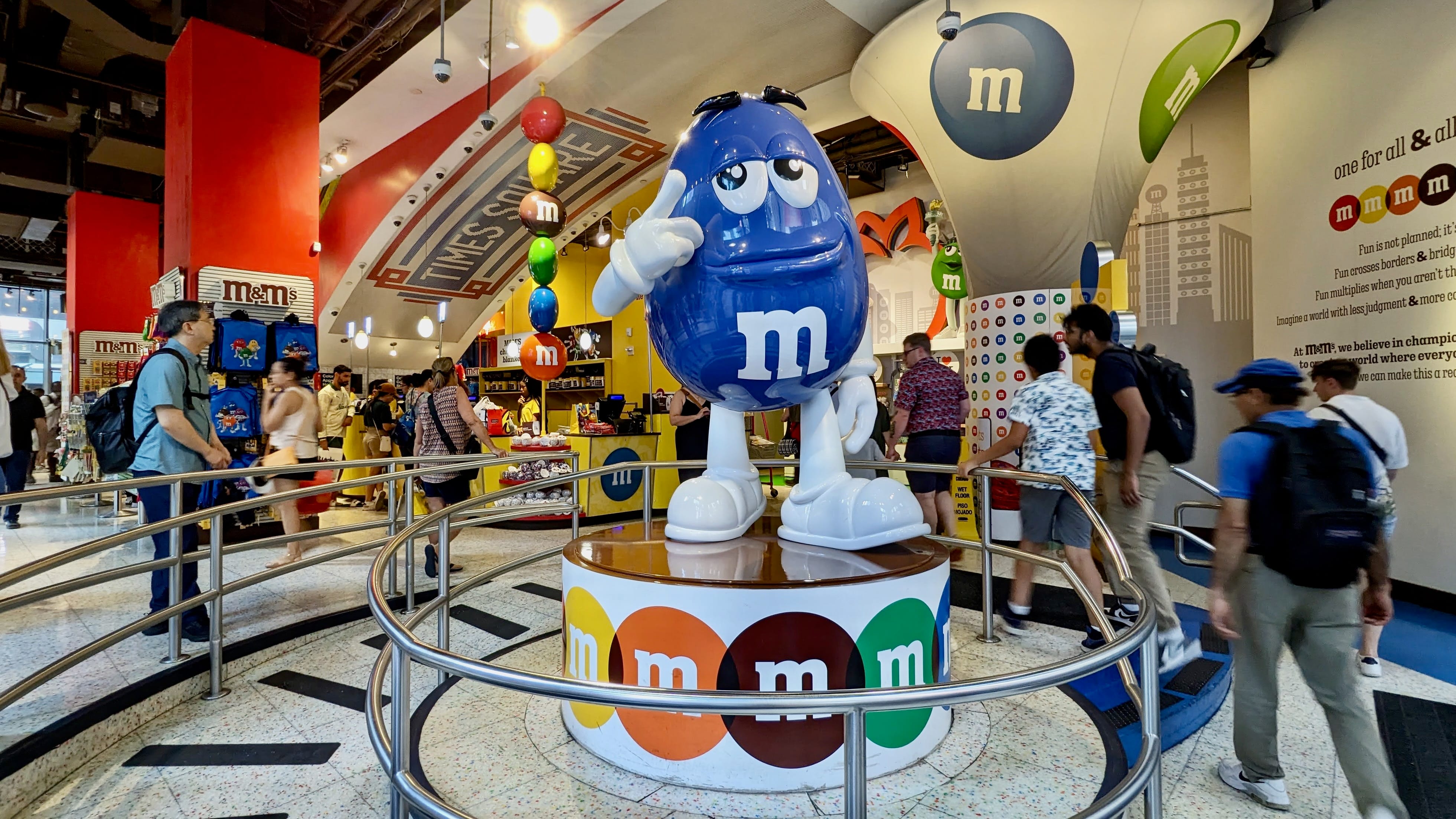 【New York】The Ultra-Colorful M&M's World in Times Square! | M&M's World