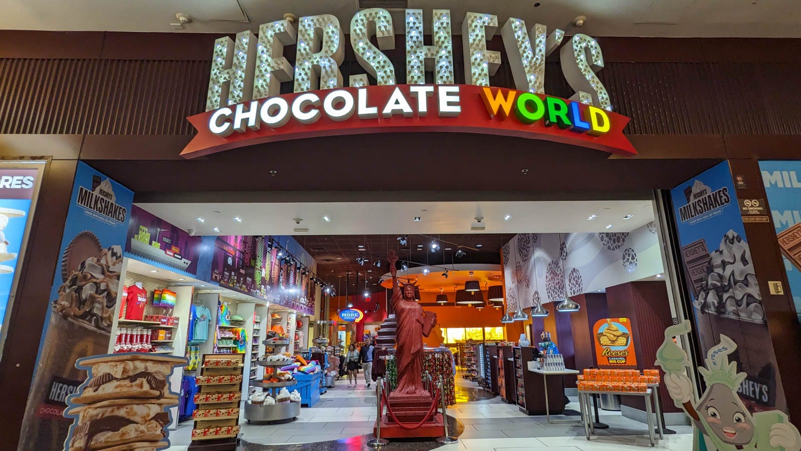 [Las Vegas Guide] Must-Snap! The Chocolate Statue of Liberty at Hershey's Chocolate World
