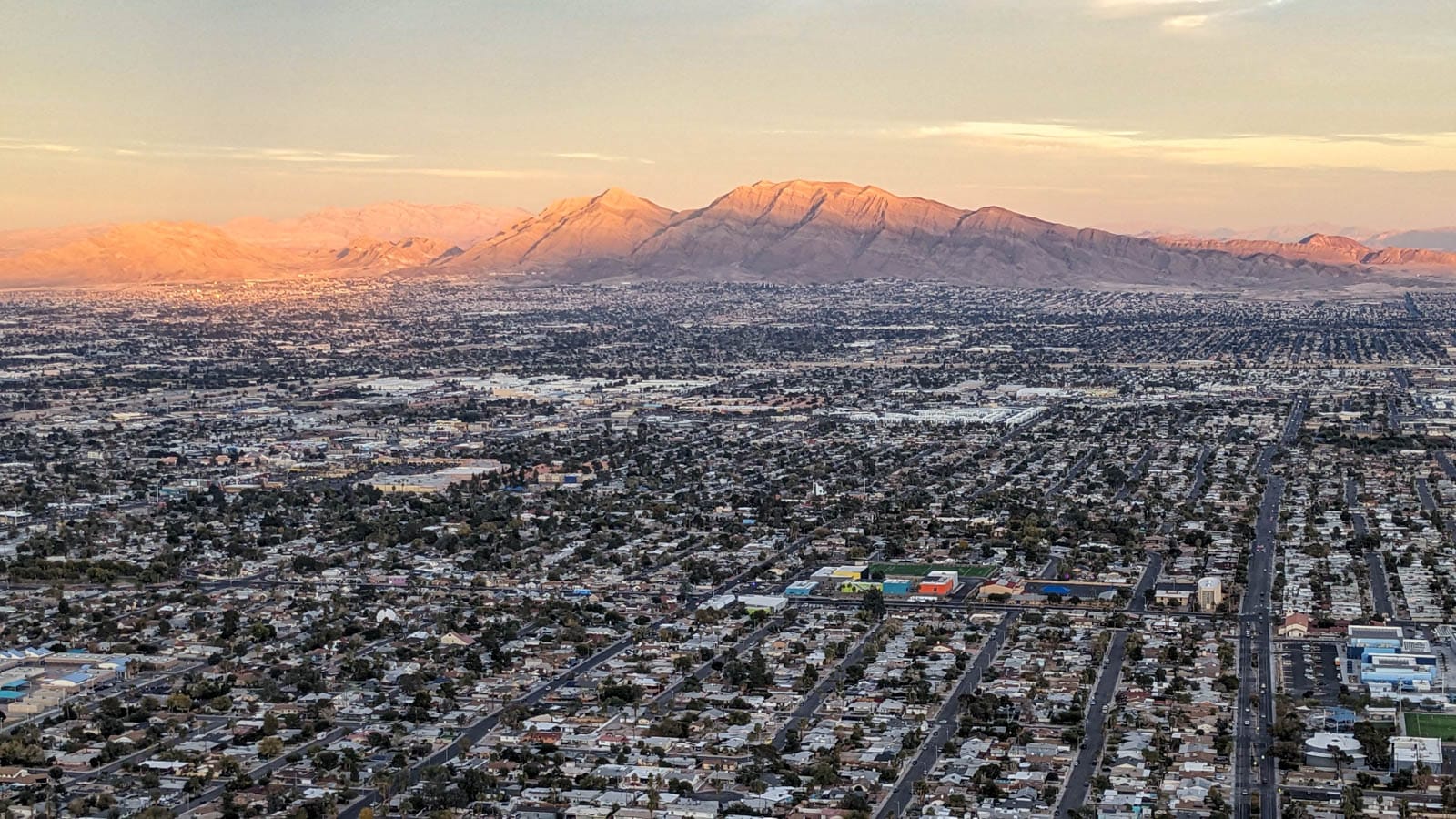 [Las Vegas Travel Guide] The Strat SkyPod ★ Witness the Vast Desert and Bustling Cityscape