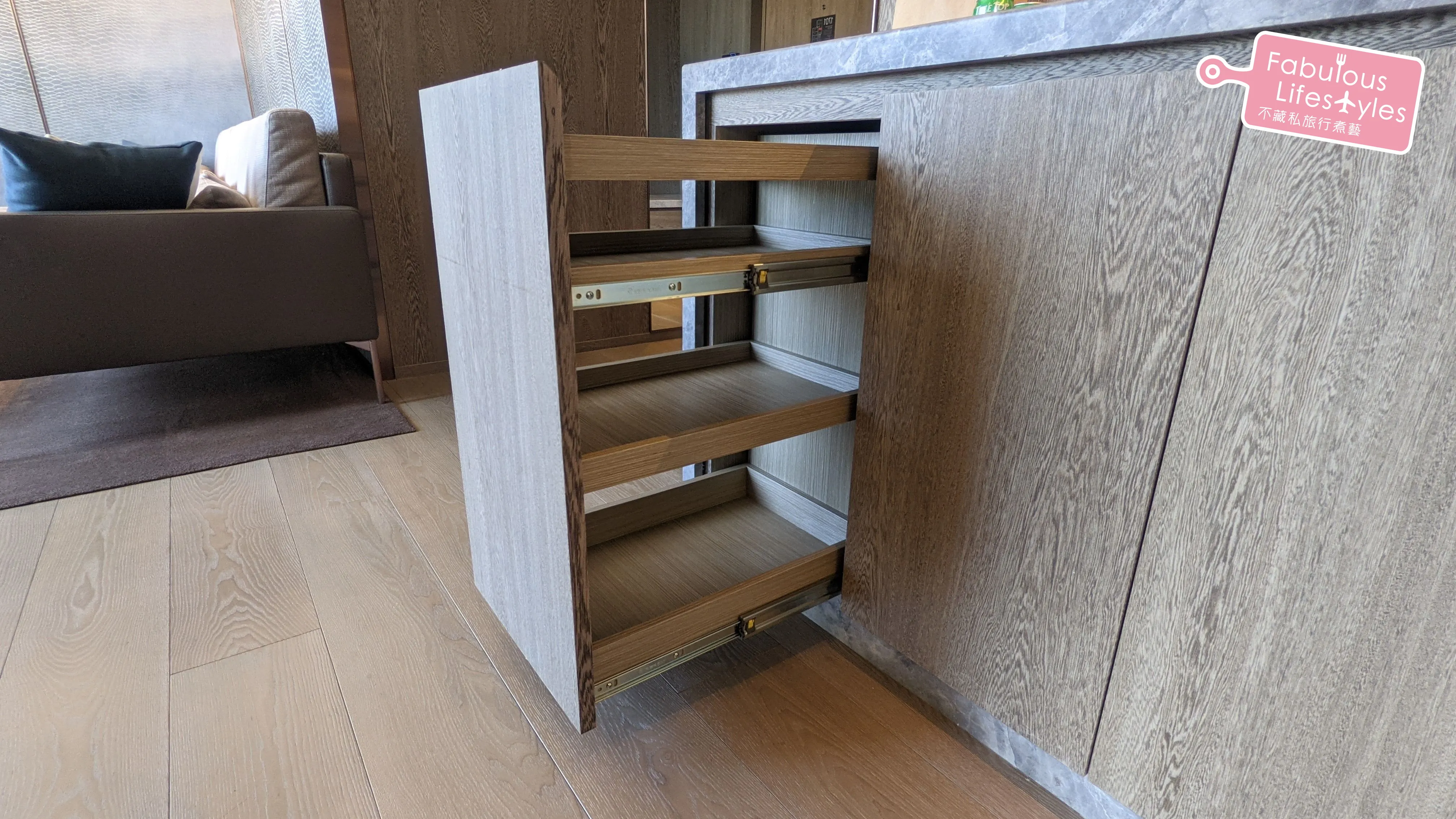 Single-unit glass storage drawer