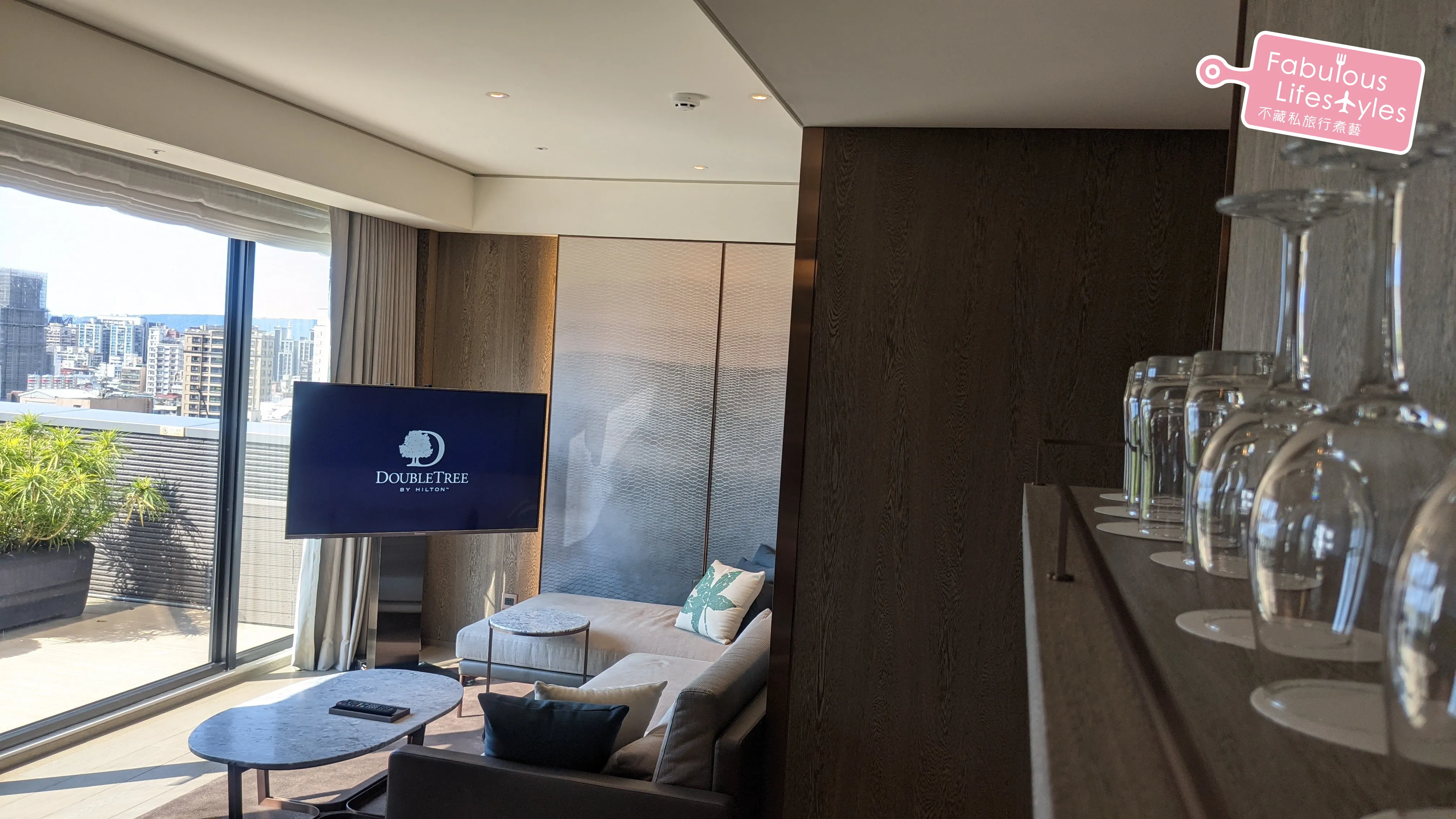 Various glassware on the shelf, double the amount of standard rooms