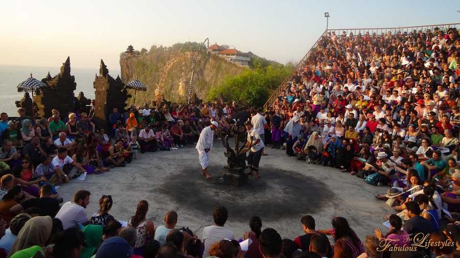 16 bali uluwatu temple