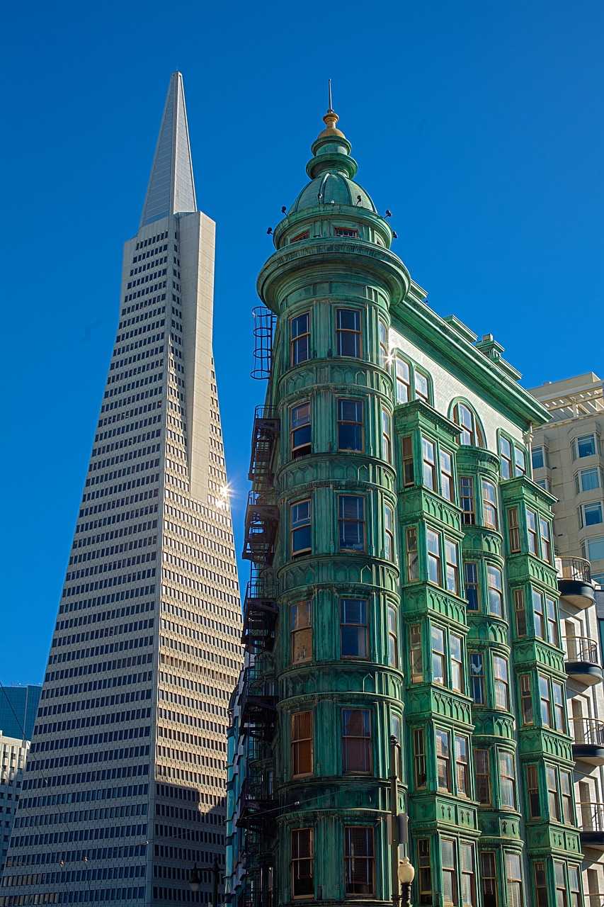綠色古色古香的Columbus Tower