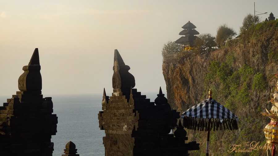 17 bali uluwatu temple